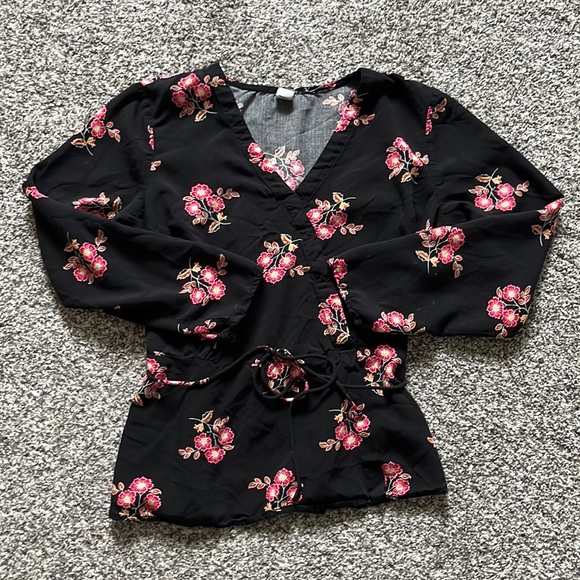 Old Navy Tops - 💥 3 for $15 - Old Navy Floral Kimono Style Top